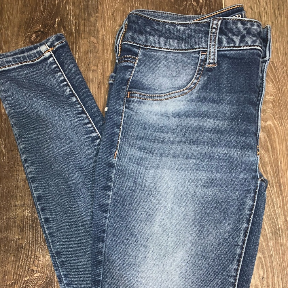 Light Wash American Eagle Skinny Jeans
